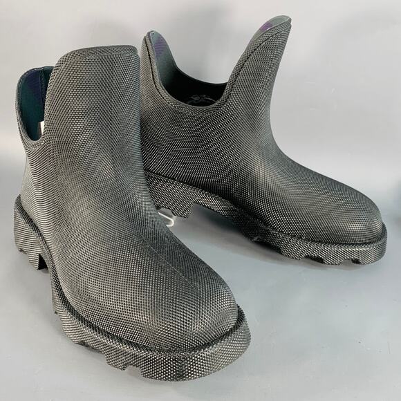 BURBERRY Size 10 Marsh Low Black Textured Rubber Lug Sole Ankle Rain Boots - Picture 1 of 9